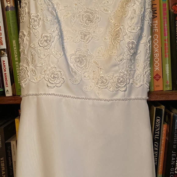 Wedding dress- simple A-line shape with spaghetti straps. - Picture 3 of 7